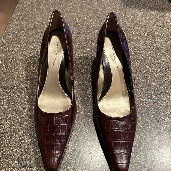 Bandolino Burgundy Croc-Embossed Heels - Picture 1 of 2